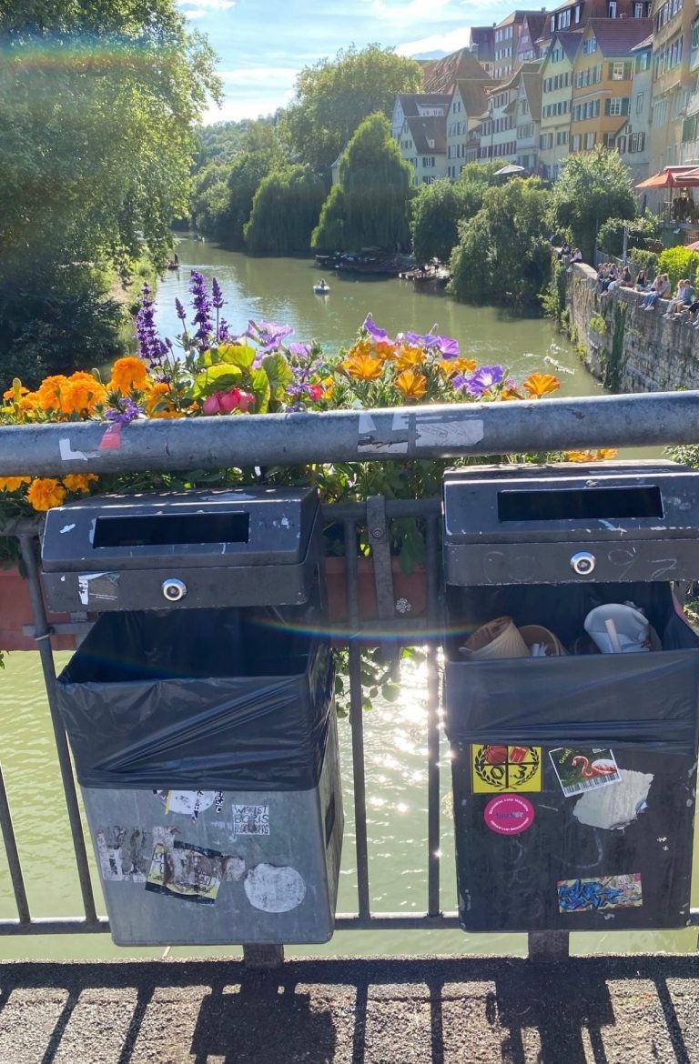 Dieselben Abfalleimer wie im Bild daneben, diesmal aber quasi leer