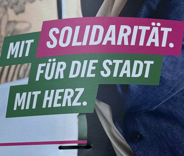 Wahlplakat der Grünen in Köln, Ausschnitt Der Ausschnitt zeigt vor allem Schrift: "Mit Solidarität. Für die Stadt mit Herz."