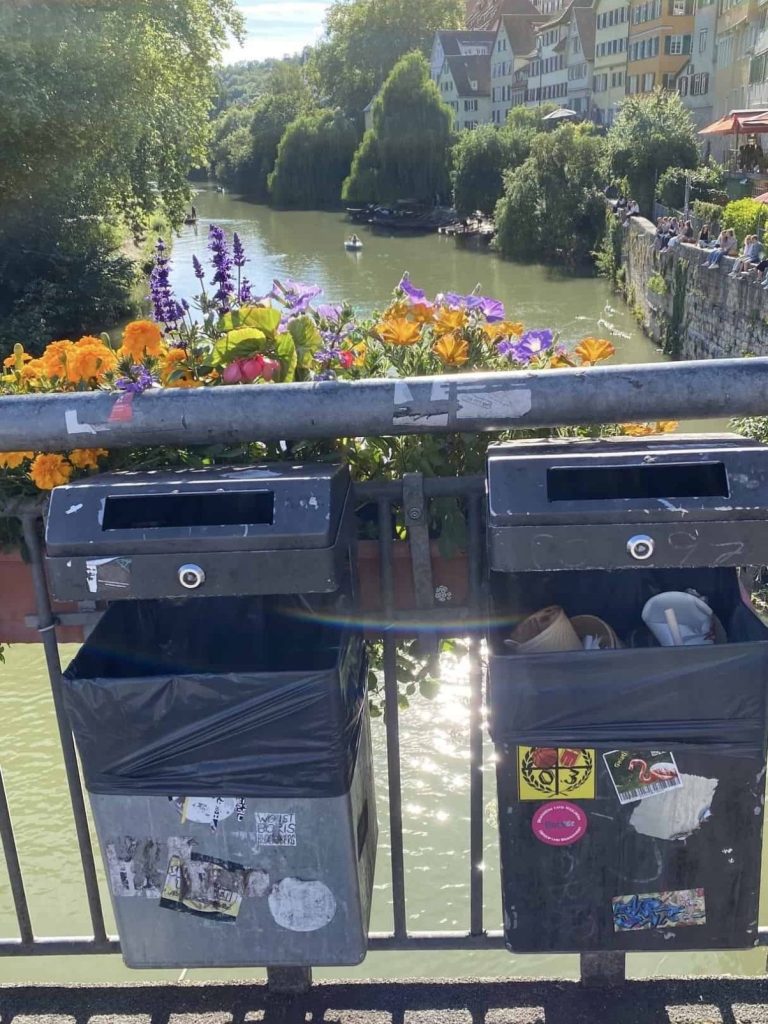 Dieselben Abfalleimer wie im Bild daneben, diesmal aber quasi leer
