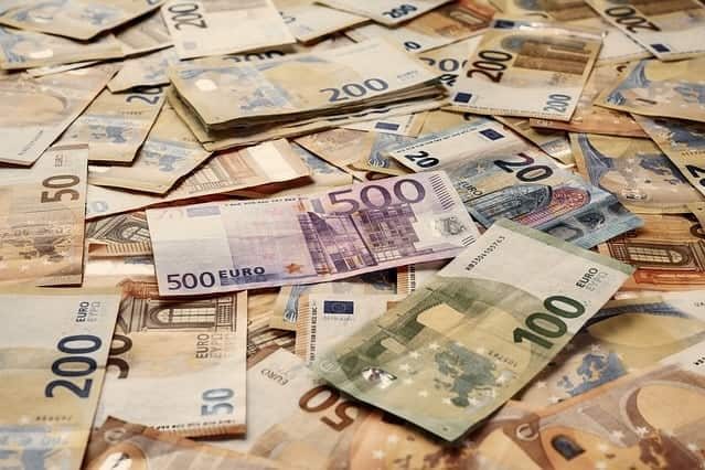 Sehr viele Geldscheine liegen übereinander, von 20 bis 500 Euro, Symbolbild für Reichtum