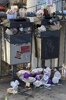 Mit To Go-Verpackungen überquellende öffentliche Abfalleimer