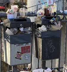 Mit To Go-Verpackungen überquellende öffentliche Abfalleimer