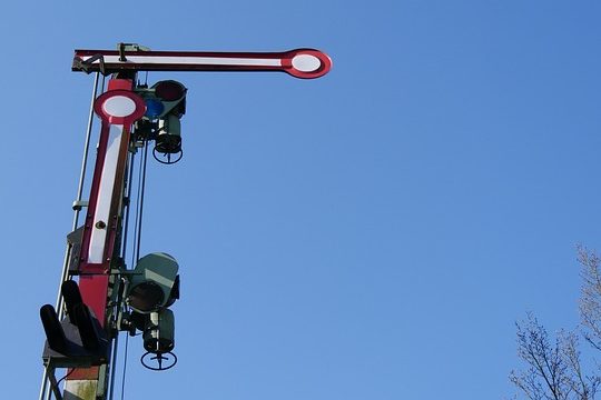 Alte Signaltechnik der DB; die beiden Signalarme stehen auf Stop, Symbolbild