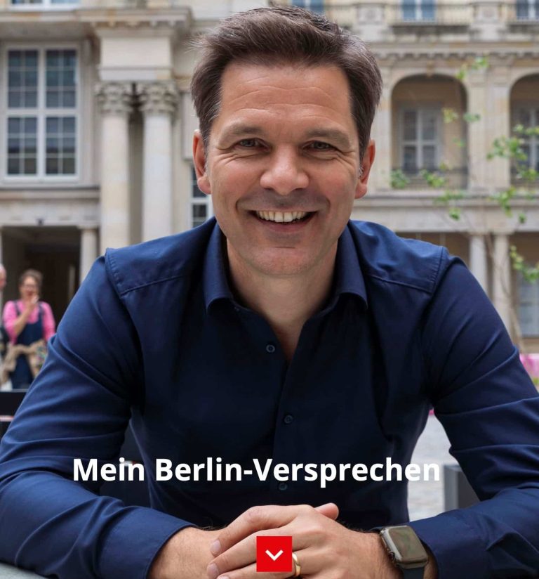 Steffen Krach auf Website der Berliner SPD Mann, ca. 45, lachend in blauem Hemd, darüber Text "Mein Berlin-Versprechen", den man anklicken kann