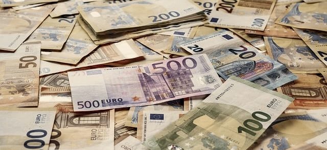 Euroscheine Sehr viele Geldscheine liegen übereinander, von 20 bis 500 Euro, Symbolbild für Reichtum