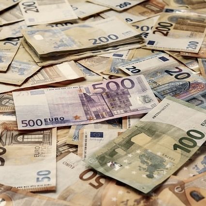 Sehr viele Geldscheine liegen übereinander, von 20 bis 500 Euro, Symbolbild für Reichtum