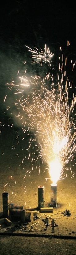 Boeller auf der Straße produziert goldfarbenen Lichtsprudel