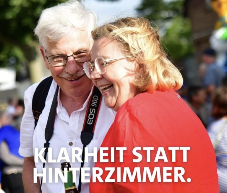 Plakat der SPD für die Wahl zum Landrat des Kreises Heinsberg Die Kandidatin Andrea Reh in engerem Kontakt mit einem ebenfalls älteren Herrn, lachend, davor Text: "Klarheit statt Hinterzimmer"