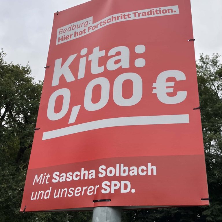 Wahlplakat der SPD Bedburg Aufschrift: "Kita: 0,00 Euro"