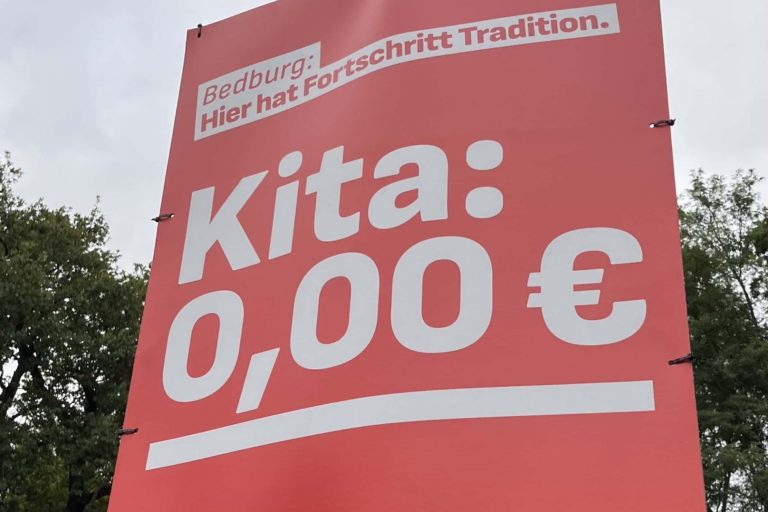 Laternenplakat mit der Aufschrift "Kita: 0 Euro"