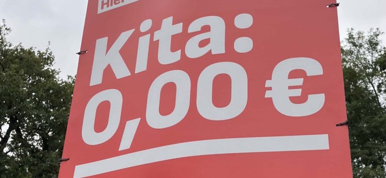 Wahlplakat der SPD Bedburg aus 2025 Auf Rot in Weiß: "Kita: 0,00 Euro"