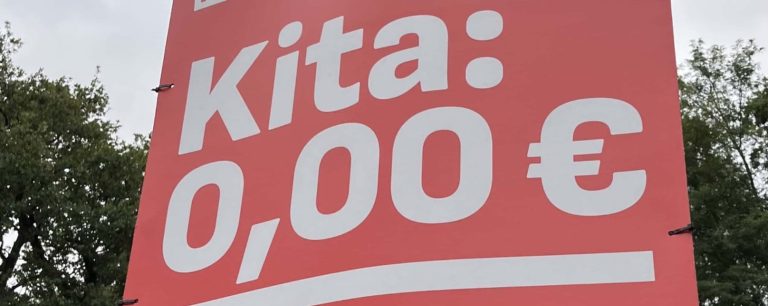 Wahlplakat der SPD Bedburg Weiße Schrift auf rotem Hintergrund: "Kita: 0,00 Euro"
