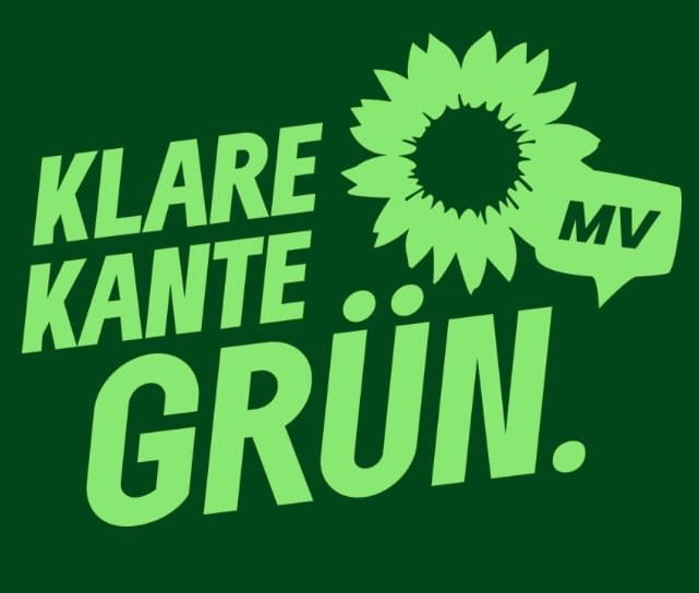 Wahlslogan der Grünen Mecklenburg-Vorpommern Auf dunkelgrünem Hintergrund mit hellgrüner Sonnenblume davor in hellgrün: "KLARE KANTE GRÜN."