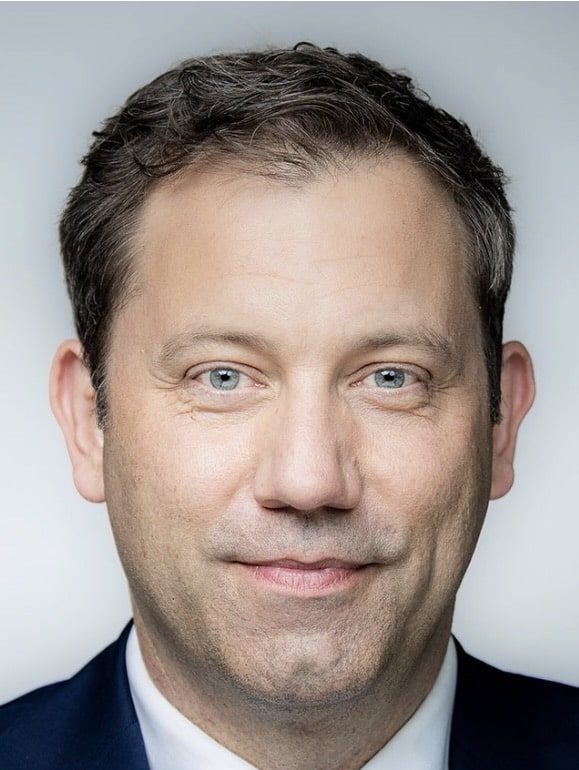 Laternenplakat mit der Aufschrift "Kita: 0 Euro"