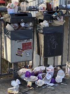 Mit To Go-Verpackungen überquellende öffentliche Abfalleimer