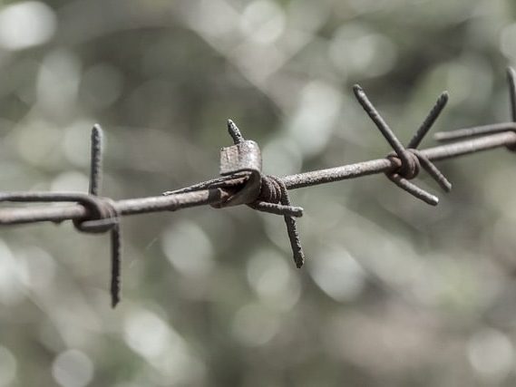 Stacheldraht, um Menschen am Grenzübertritt zu hindern
