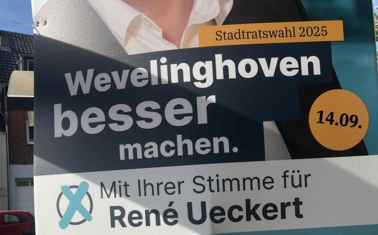 Plakatausschnitt der CDU Nur Text: "Wevelinghoven besser machen. Mit Ihrer Stimme für René Ueckert"