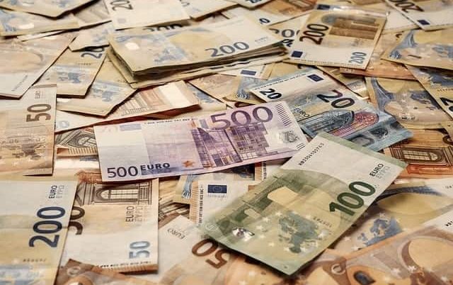 Sehr viele Geldscheine liegen übereinander, von 20 bis 500 Euro, Symbolbild für Reichtum