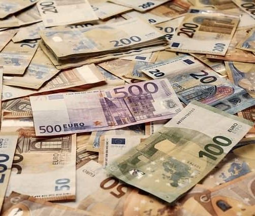 Sehr viele Geldscheine liegen übereinander, von 20 bis 500 Euro, Symbolbild für Reichtum