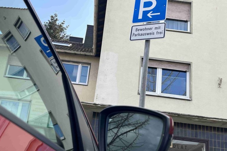 Auto im Anschnitt, dahinter Schild für Bewohnerparken